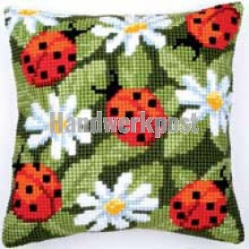 kreuzstichkissen lieveheersbeestjes met margrieten