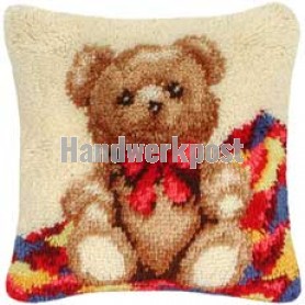 knüpfkissen teddybeer op patchworkdeken