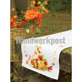 läufer eekhoorn in herfstsfeer, wit auf aida