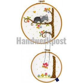 stickpackung poes met vogel op schommel (incl. stickring)