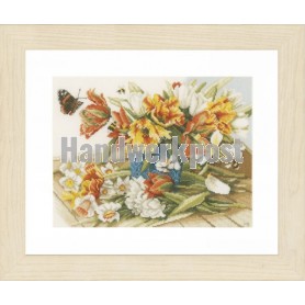 stickpackung marjolein bastin, narcissen en tulpen met vlinder