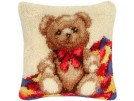knüpfkissen teddybeer op patchworkdeken