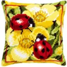 kreuzstichkissen lieveheersbeestjes op boterbloemen